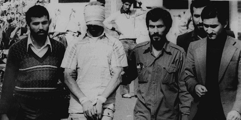 Un ostaggio statunitense bendato, Teheran, 9 novembre 1979. 
(AP Photo/File)
