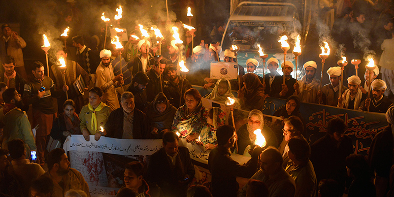 Una veglia organizzata da insegnanti e studenti per ricordare i morti della strage di Peshawar un anno fa (ARIF ALI/AFP/Getty Images)