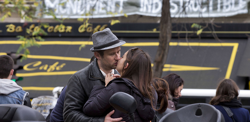 Una coppia si bacia fuori dal Bataclan di Parigi il 17 novembre, cinque giorni dopo l'attentato in cui sono morte 90 persone (AP Photo/Peter Dejong, File)