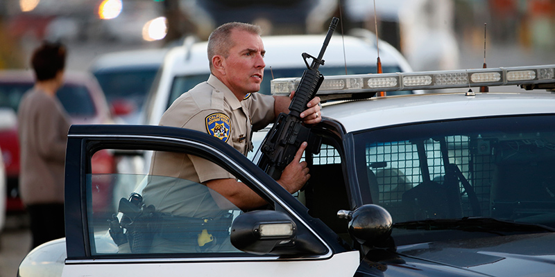 Un poliziotto durante le operazioni di messa in sicurezza del centro per i servizi sociali dopo la strage - San Bernardino, California, Stati Uniti (Sean M. Haffey/Getty Images)