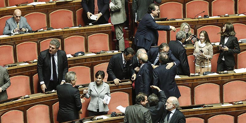 Abbracci e saluti nell'Aula del Senato, Roma, 22 dicembre 2015. (ANSA/GIUSEPPE LAMI)