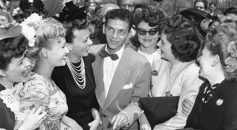 Frank Sinatra a Pasadena con delle fan nel 1943. (AP Photo/John T. Burns)