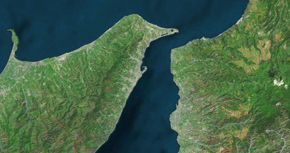 Lo stretto di Messina, tra la Calabria e la Sicilia, di cui si parla ciclicamente soprattutto per i progetti di costruzione di un ponte che lo superi.