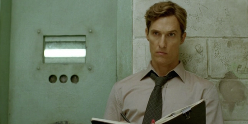 Rustin Cohle in una scena della serie tv