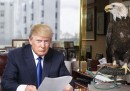 Il video di Donald Trump, candidato alla presidenza degli Stati Uniti, faticosamente alle prese con un'aquila