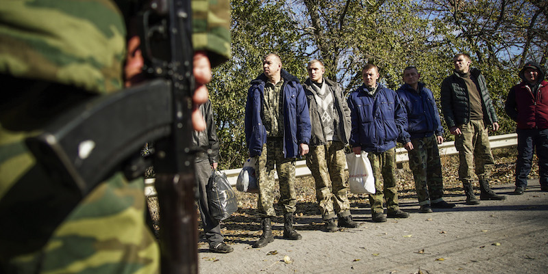 Soldati ucraini controllati da ribelli filo-russi in attesa di uno scambio di prigionieri a Donetsk. (AP Photo/Max Black)