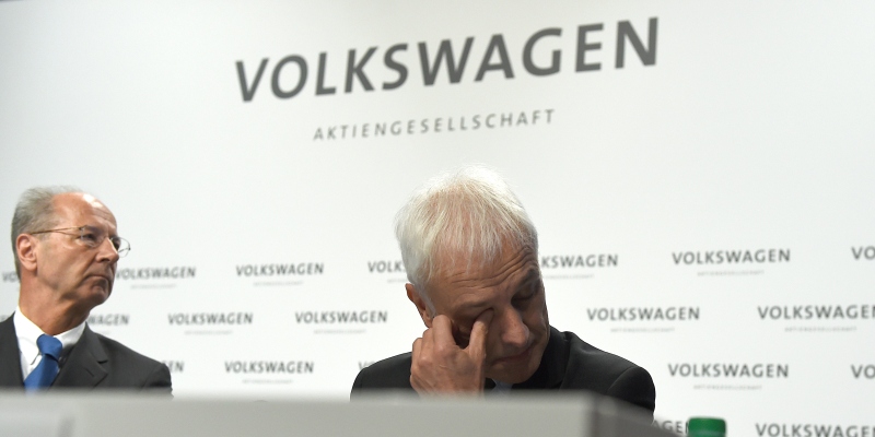 Il CEO del gruppo Volkswagen Matthias Mueller, a destra, e il presidente Hans-Dieter Poetsch durante la conferenza stampa del 10 dicembre (TOBIAS SCHWARZ/AFP/Getty Images)