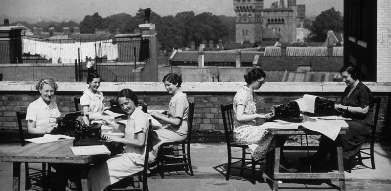 Dattilografe a lavoro sul tetto del loro ufficio a Cardiff, nel 1935 
(Fox Photos/Getty Images)