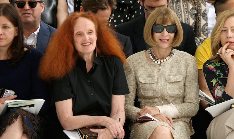 Grace Coddington e Anna Wintour a una sfilata di Dior nel 2014
(Hendrik Ballhausen/picture-alliance/dpa/AP Images)