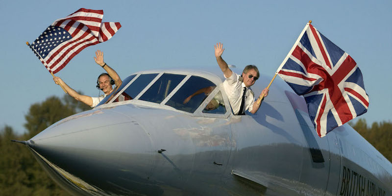 Il co-pilota Les Brodie (a sinistra) e il pilota Mike Bannister (a destra) sventolano le bandiere statunitense e inglese all'arrivo a New York il 5 novembre 2003
(AP Photo/Ron Wurzer)