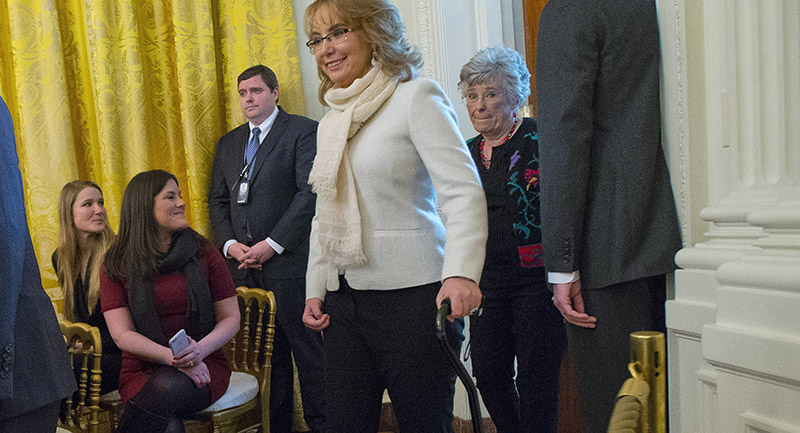 Gabrielle Giffords arriva alla Casa Bianca il 5 gennaio per l'annuncio del presidente Barack Obama sulle nuove proposte di regolamentazioni della vendita di armi (AP Photo/Pablo Martinez Monsivais)