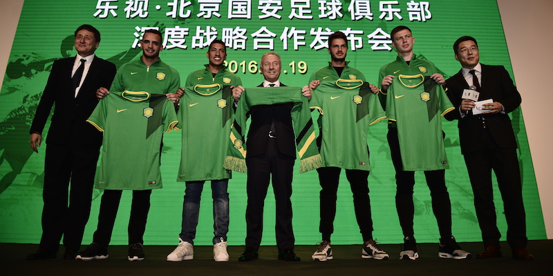 Alberto Zaccheroni, allenatore del Beijing Guoan, con i nuovi acquisti (APImages)
