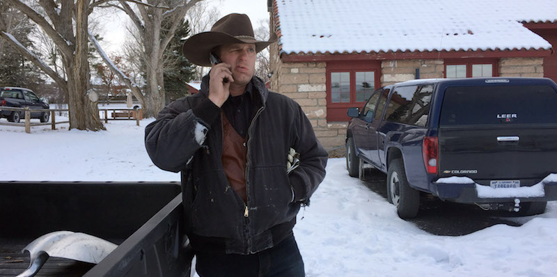Ryan Bundy parla al telefono nei pressi del Malheur National Wildlife vicino Burns (AP Photo/Rebecca Boone)