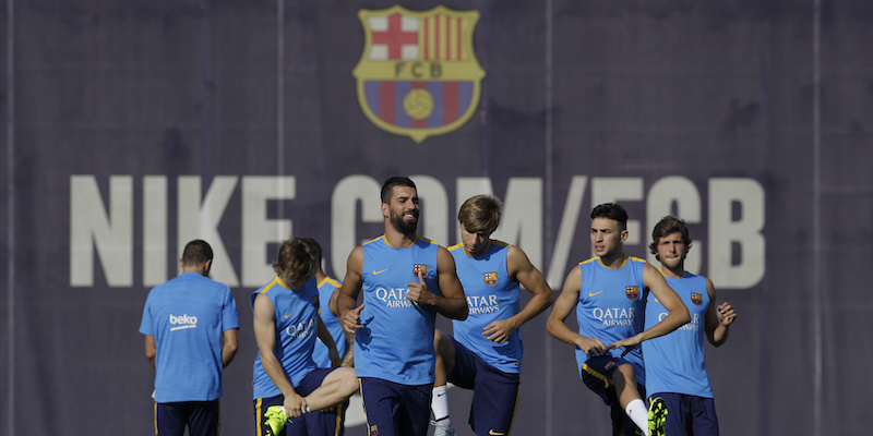 Arda Turan con i giocatori del Barcellona (AP Photo/Manu Fernandez)