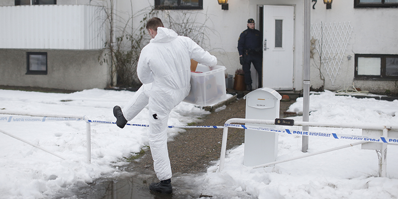 Un poliziotto nel centro per richiedenti asilo di Mölndal, Svezia, 25 gennaio 2016 (Adam Ihse/ AP Photo) 