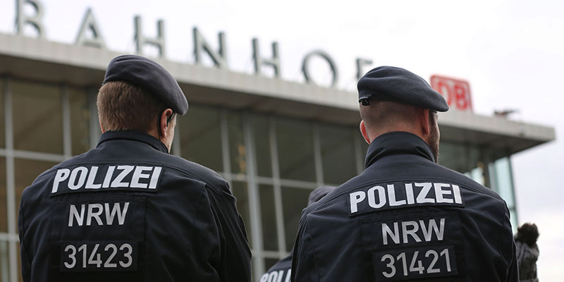 Agenti di polizia alla stazione centrale di Colonia, 6 gennaio 2016 (Oliver Berg/picture-alliance/dpa/AP Images)