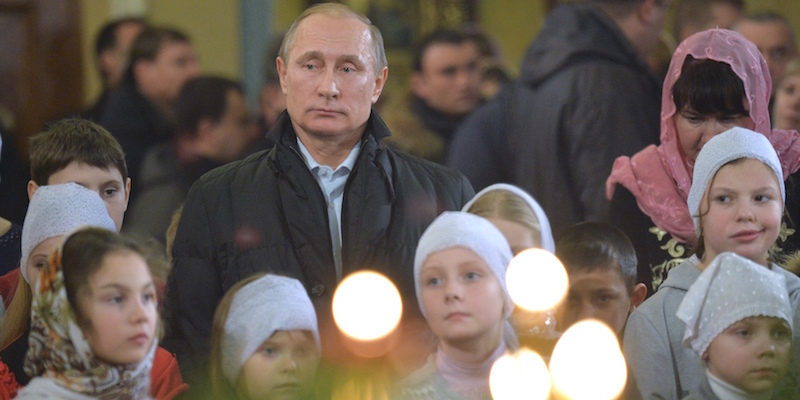 Il presidente russo Vladimir Putin alla messa di Natale di mezzanotte a Turginovo, in Russia. 
(Alexei Druzhinin, Sputnik, Kremlin Pool Photo via AP)