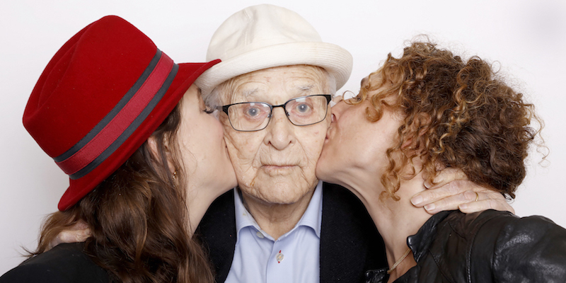 L'autore e produttore televisivo Norman Lear, al centro, baciato a sinistra dalla regista Heidi Ewing e a destra da Rachel Grady, per il film Norman Lear: Just Another Version of You
(Matt Sayles/Invision/AP)