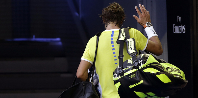 Lo spagnolo Rafael Nadal sconfitto dal connazionale Fernando Verdasco al primo turno, 19 gennaio 2016. 
(AP Photo/Aaron Favila)