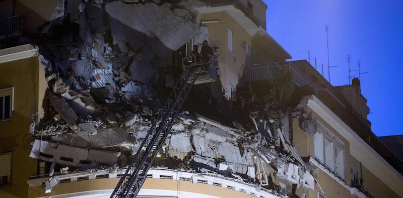 Le foto del palazzo crollato sul Lungotevere, a Roma