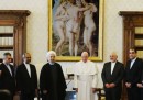 La foto del Papa con Rouhani davanti a un quadro di nudo è falsa