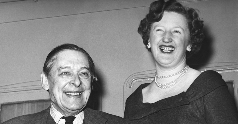 Thomas Stearns Eliot e la moglie Valerie a New York nel gennaio del 1960. 
(AP Photo)