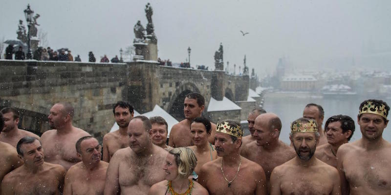 Partecipanti della tradizionale nuotata dei Tre Re nel fiume Moldava 
(EPA/FILIP SINGER)
