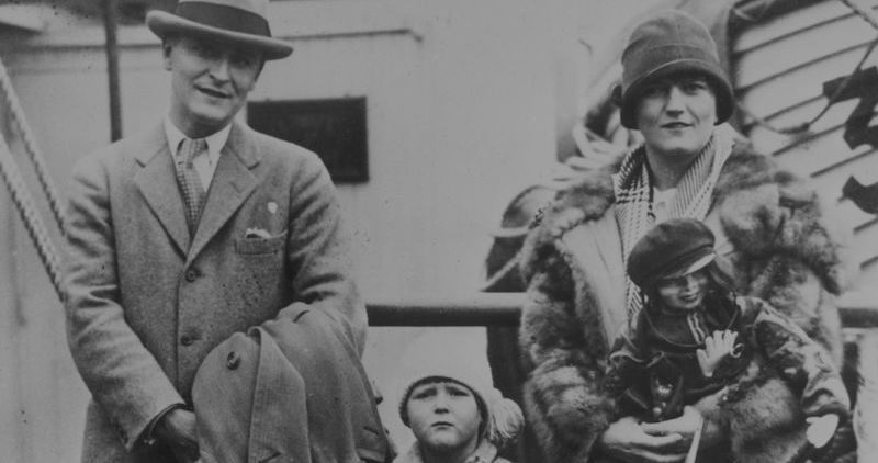 Francis Scott Fitzgerald, la moglie Zelda e la figlia Scottie nei primi anni Venti. 
(Keystone/Getty Images)