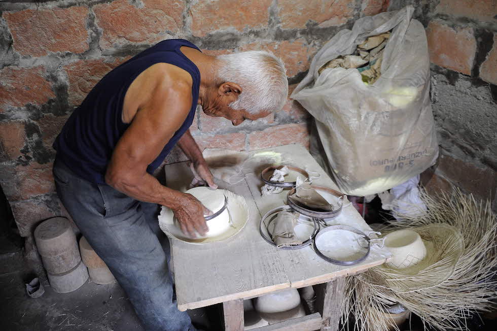 TO GO WITH AFP STORY - Ecuadorean crafts