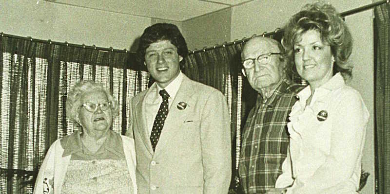Bill Clinton in visita alla casa di cura dove lavorava Juanita Broaddrick a Van Buren, Arkansas. Clinton è il secondo da sinistra, Broaddrick la prima da destra (Getty Images)
