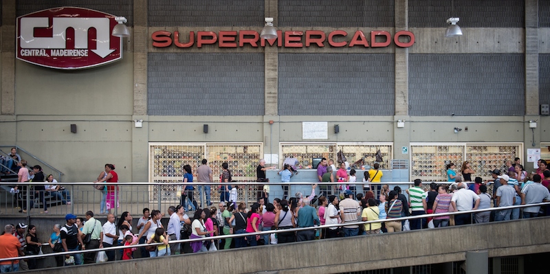 Un supermercato di Caracas, in Venezuela. 13 gennaio 2016.
(FEDERICO PARRA/AFP/Getty Images)