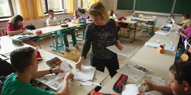Una maestra volontaria a una scuola media di Seifhennersdorf, Germania (Sean Gallup/Getty Images)