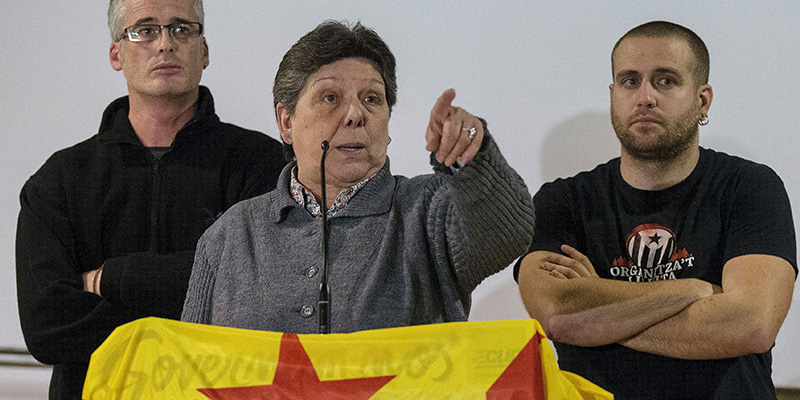 Parlamentari di "Candidatura d'Unitat Popular - CUP" dopo il voto interno del partito, Barcellona, 3 gennaio 2016 (PAU BARRENA/AFP/Getty Images)