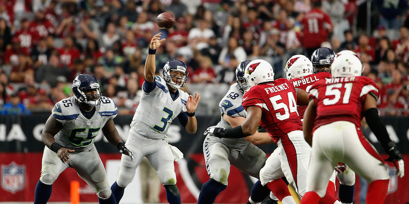 Il quarterback dei Seahawks Russell Wilson (3) effettua un passaggio nella partita contro i Cardinals, il 3 gennaio 2016. 
(Christian Petersen/Getty Images)