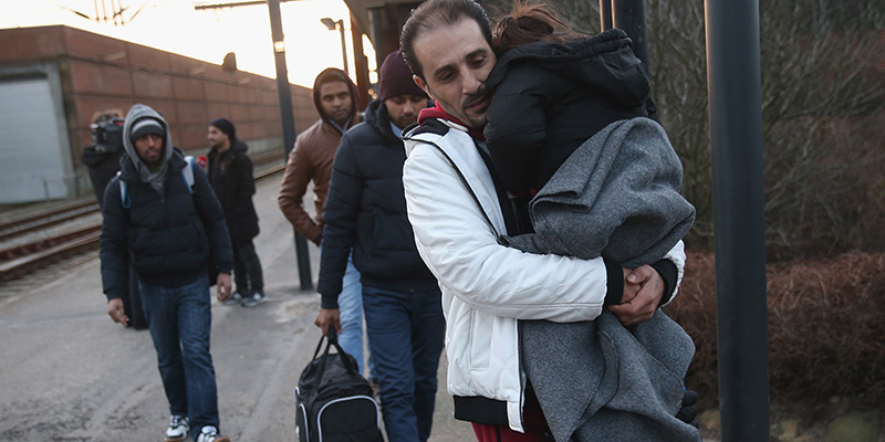 Migranti provenienti dalla Siria a Padborg, Danimarca, 6 gennaio 2016 (Sean Gallup/Getty Images)