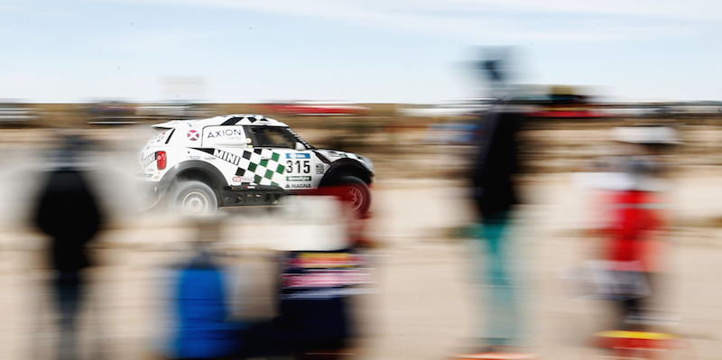 La MINI ALL4 RACING dell'Axion X-Raid Team del pilota finlandese Mikko Hirvonen e del francese Michel Perin alla sesta tappa del Rally Dakar 2016, vicino a Uyuni, Bolivia
8 gennaio 2016 
(Dean Mouhtaropoulos/Getty Images)