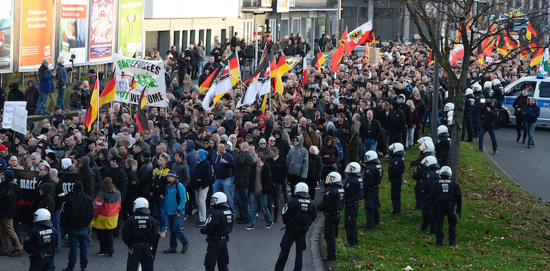 Manifestanti di PEGIDA (ROBERTO PFEIL/AFP/Getty Images)