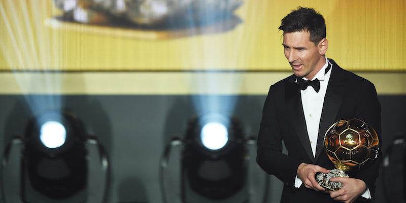Lionel Messi con la statuetta del Pallone d'Oro.
(Matthias Hangst/Getty Images)