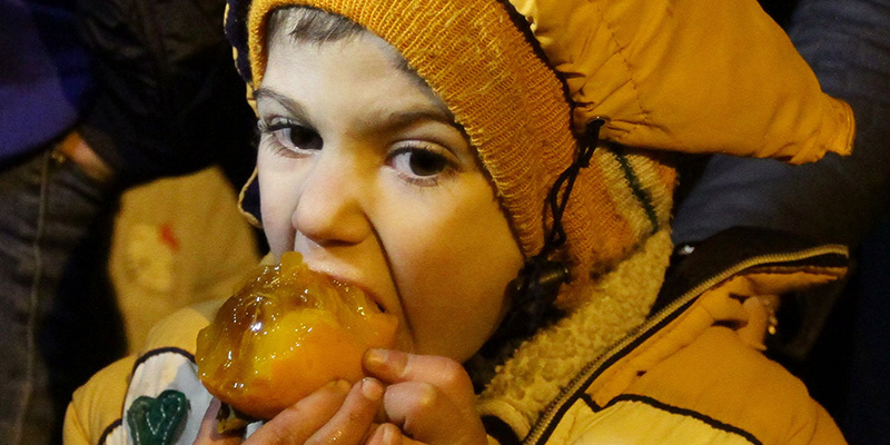 Un bambino siriano mangia un frutto alla periferia di Madaya l'11 gennaio (LOUAI BESHARA/AFP/Getty Images)