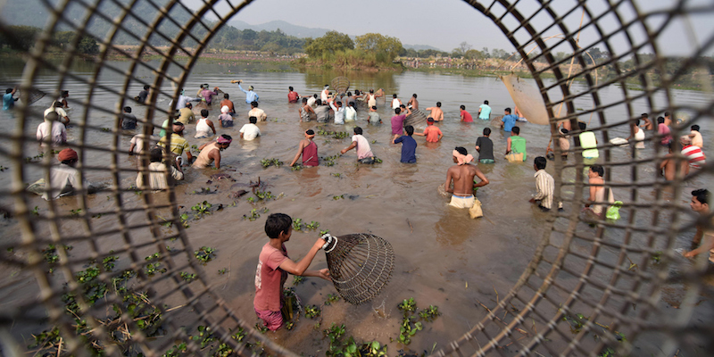 I pescatori indiani per il Bhogali Bihu