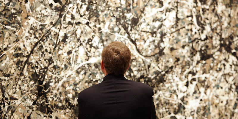 Il politico francese Renaud Donnedieu Vabres guarda un dipinto di Jackson Pollock al MoMa il 3 novembre 2005 (TIMOTHY A. CLARY/AFP/Getty Images)