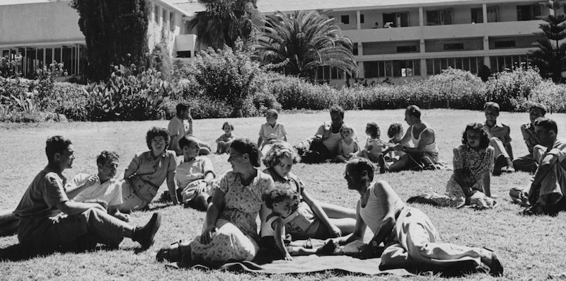 Alcuni israeliani si riposano nel kibbutz-villaggio vacanze di Givat Brenner, circa 1950 (George Pickow/Three Lions/Hulton Archive/Getty Images)