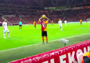 Il video del tifoso del Galatasaray che suggerisce a Sneijder a chi passare la palla