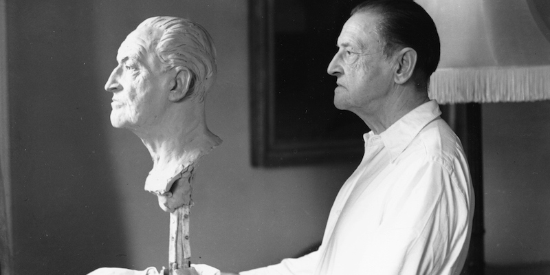 Lo scrittore Somerset Maugham in posa con un suo busto al Dorchester Hotel di Londra, nel dicembre del 1948. 
(Keystone/Hulton Archive/Getty Images)