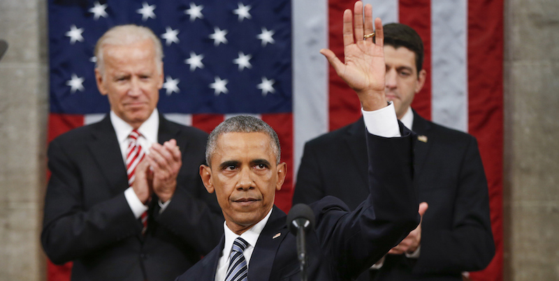 Barack Obama saluta i parlamentari al termine del discorso; alle sue spalle lo applaudono il vicepresidente Joe Biden e lo Speaker della Camera, il repubblicano Paul Ryan. 
(Evan Vucci - Pool/Getty Images)