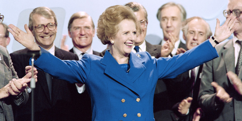Margaret Thatcher applaudita alla fine della conferenza del partito Conservatore a Blackpool, 13 ottobre 1989. 
(JOHNNY EGGITT/AFP/Getty Images)