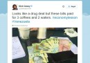 Le banconote che servono per comprare tre caffè e due bottiglie d'acqua in Venezuela