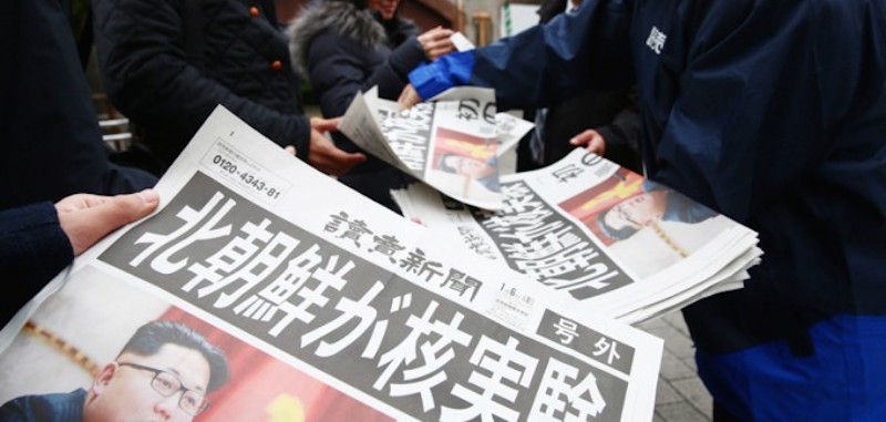 Un giornale giapponese con l'annuncio del test della bomba all'idrogeno da parte della Corea del Nord viene distribuito a Tokyo. (The Yomiuri Shimbun via AP Images )