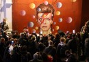 Il singalong dei fan di David Bowie a Brixton - video