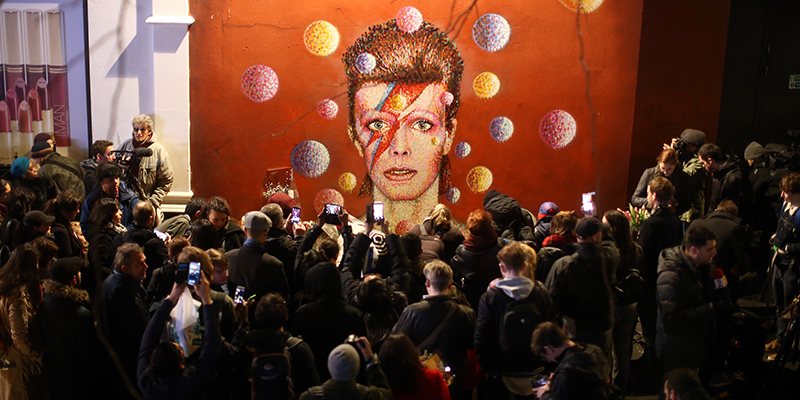 Il singalong dei fan di David Bowie a Brixton - video
